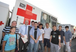 Gemeinsam mit Peter Tauber nehmen wir auch regelmäßig an gemeinnützigen Aktionen teil - hier zum Beispiel beim Blutspenden beim Deutschen Roten Kreuz
