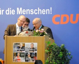 Peter Tauber gratuliert Hubert Müller. Foto: CDU Main-Kinzig