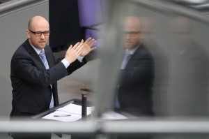 Peter Tauber spricht im Deutschen Bundestag. Foto: Tobias Koch
