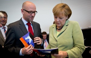 Peter Tauber übergibt seinen Social Media Leitfaden an Bundeskanzlerin Angela Merkel. Foto: Tobias Koch