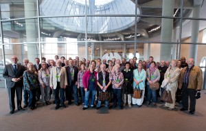 Gruppenbild mit einer Besuchergruppe auf der Besucherebene im Reichstag. Foto: Tobias Koch