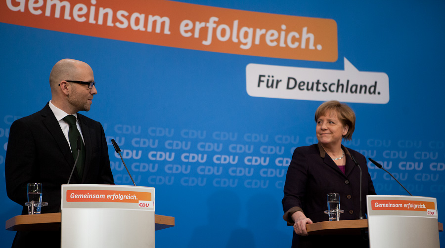 Auf der Bühne im Konrad-Adenauer-Haus gemeinsam mit der Bundeskanzlerin der Bundesrepublik Deutschland, Dr. Angela Merkel, bei einem Statement am Sonntagabend. Foto: Tobias Koch
