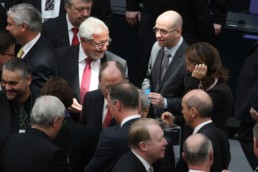 Während dem Wahlvorgang: Peter Tauber. Foto: Tobias Koch