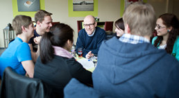 In Gelnhausen im Gespräch mit jungen Menschen. Foto: Tobias Koch