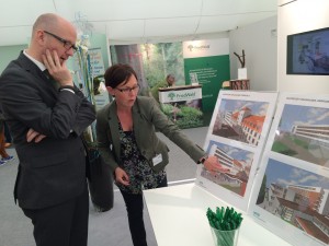 Am Stand der Main-Kinzig-Kliniken informierte sich Peter Tauber ausführlich über die Ausbaupläne des Krankenhauses Am Stand der Main-Kinzig-Kliniken informierte sich Peter Tauber ausführlich über die Ausbaupläne des Krankenhauses